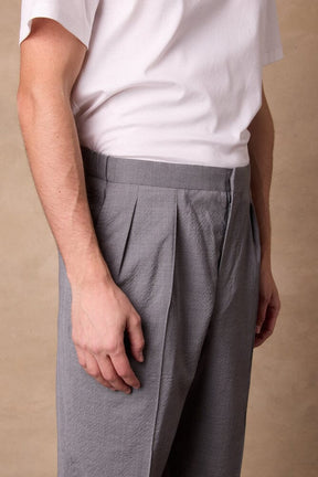 Bailey Pleated Trouser - Grey Seersucker